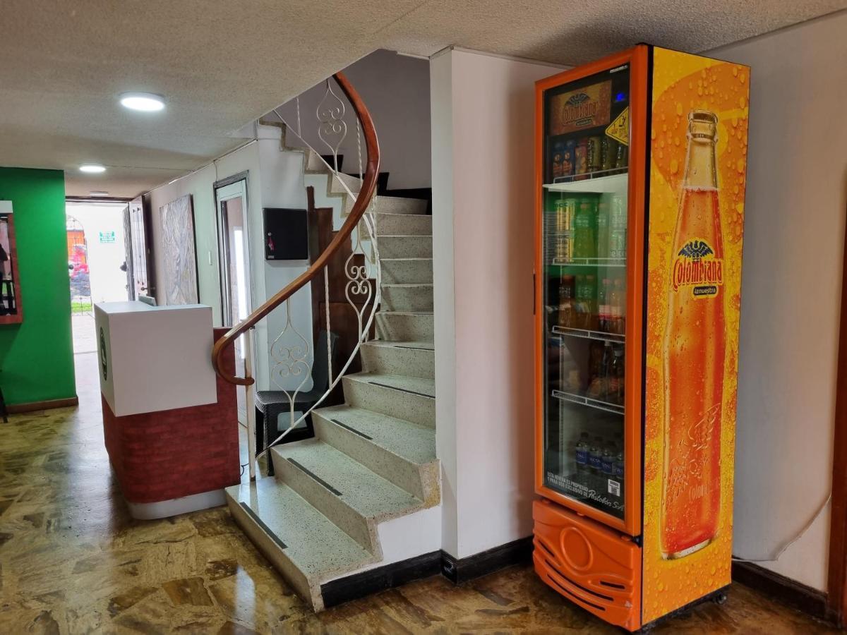 Acogedor Hostal Usaquen La Parada Del Tren Bogotá Eksteriør billede